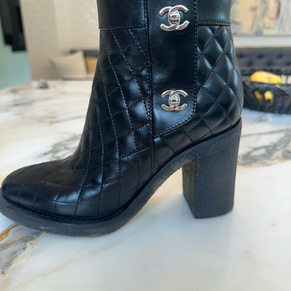 Chanel black short boots lambskin - Picture 2 of 11